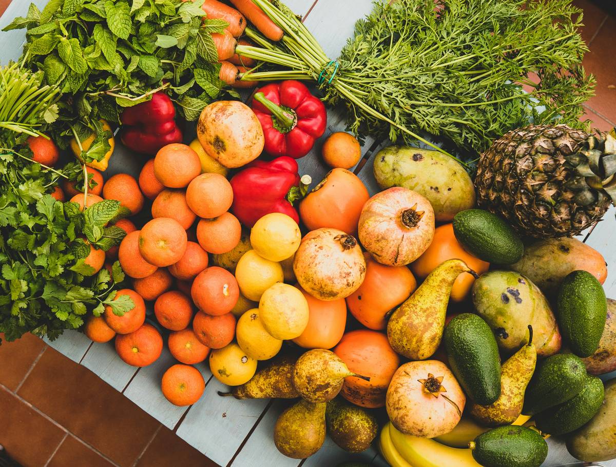 King's Favorites healthy grocery haul including fresh produce, lean proteins, and low-sugar snacks
