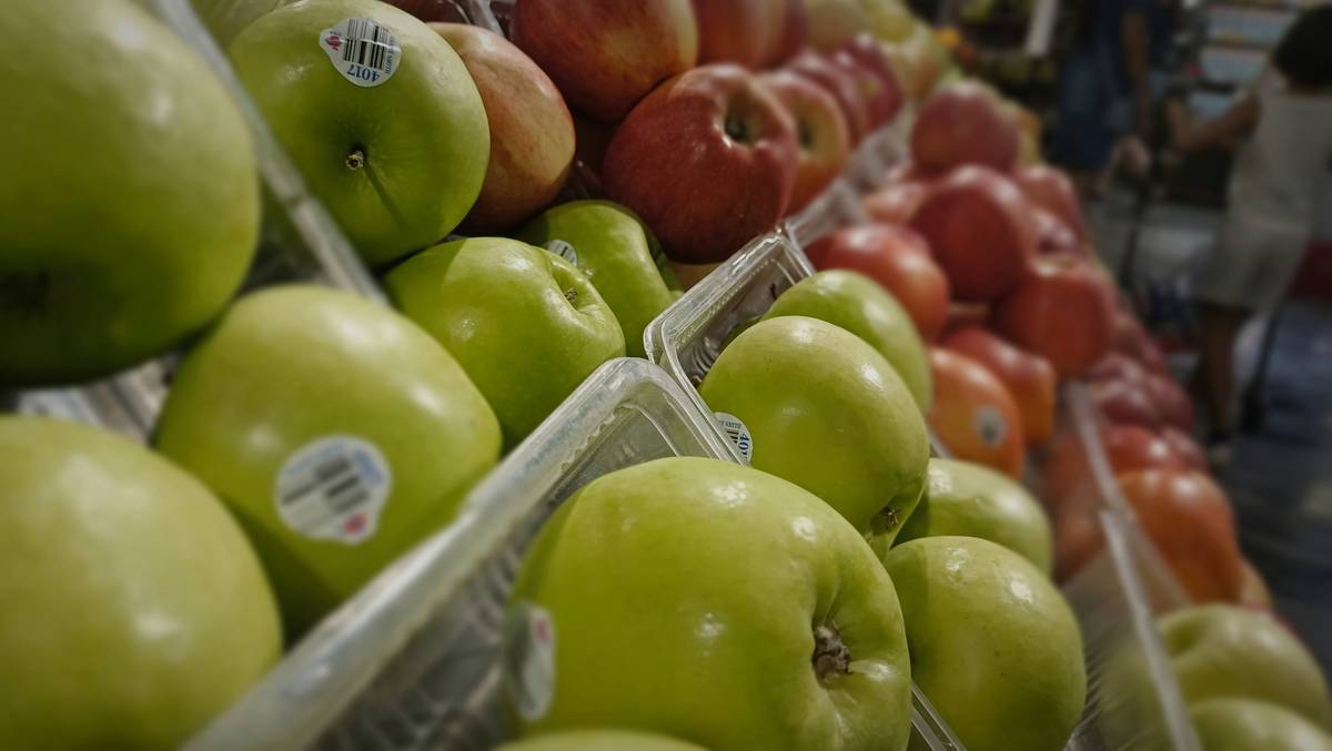 Comparison of King's Favorites vs typical grocery items showing nutritional advantages